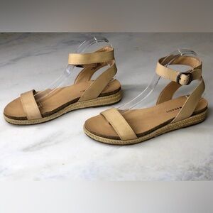 Lucky Brand Garston Golden Rod Leather strap buck closure sandal. Size 8